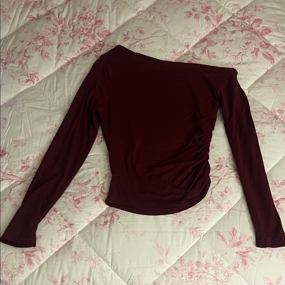 Asymmetrical Shoulder Ruched Cropped Top - Picture 9 of 13